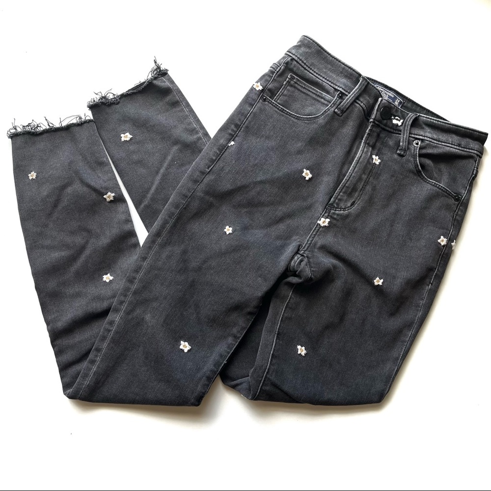Abercrombie & Fitch High Rise Black Jeans With Daisy Embroidery Size 00
